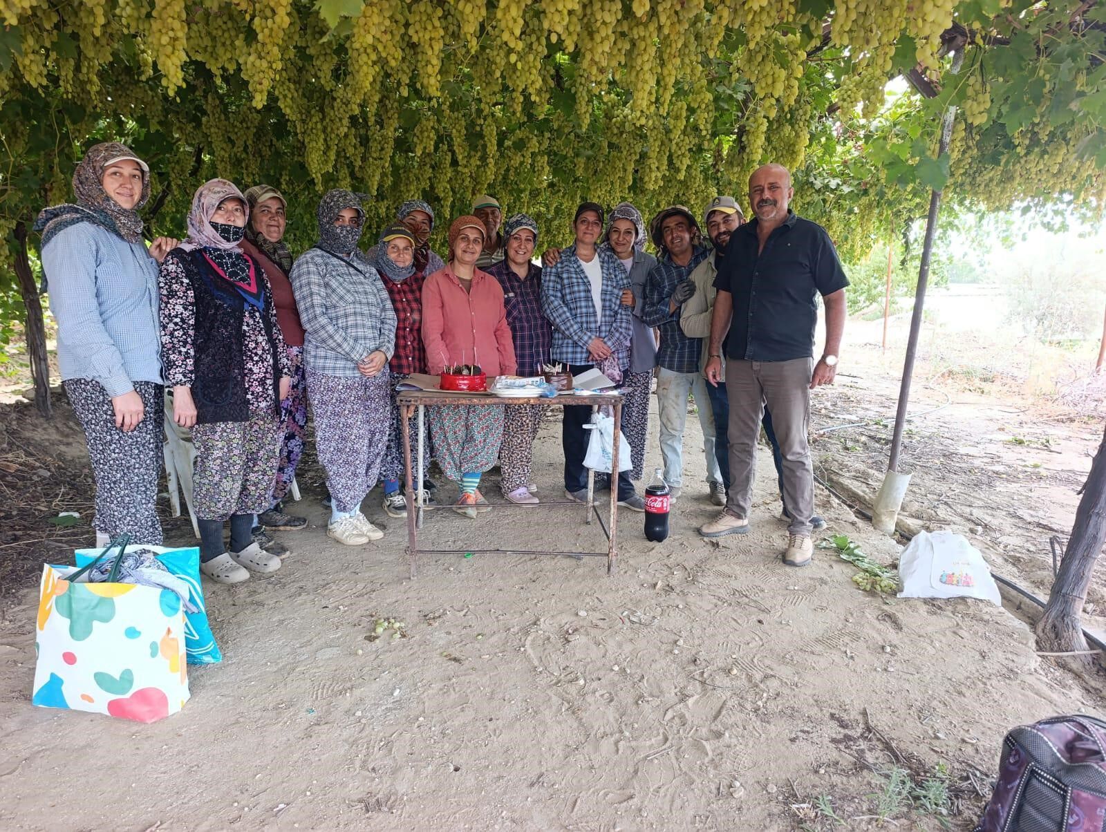 Tarlasında Çalışan Işçiye Doğum Günü Sürprizi Yaptı (4)