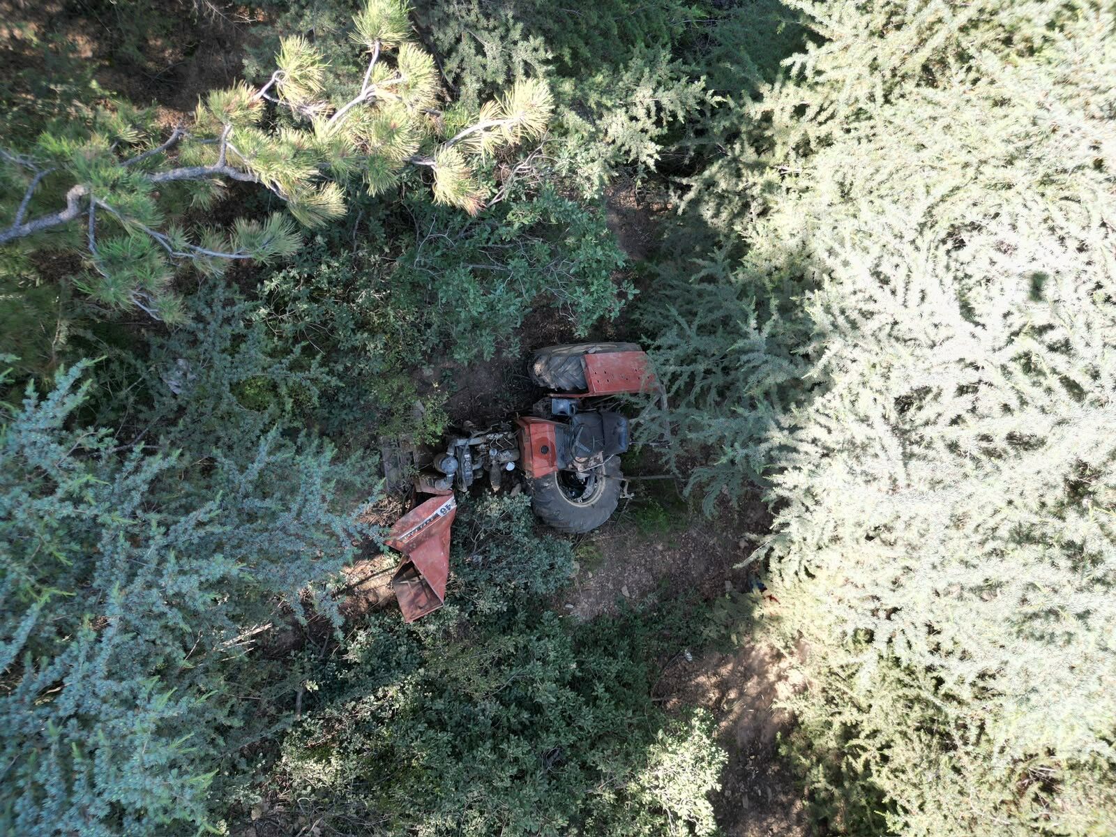 Traktör devrildi, yaralılar var