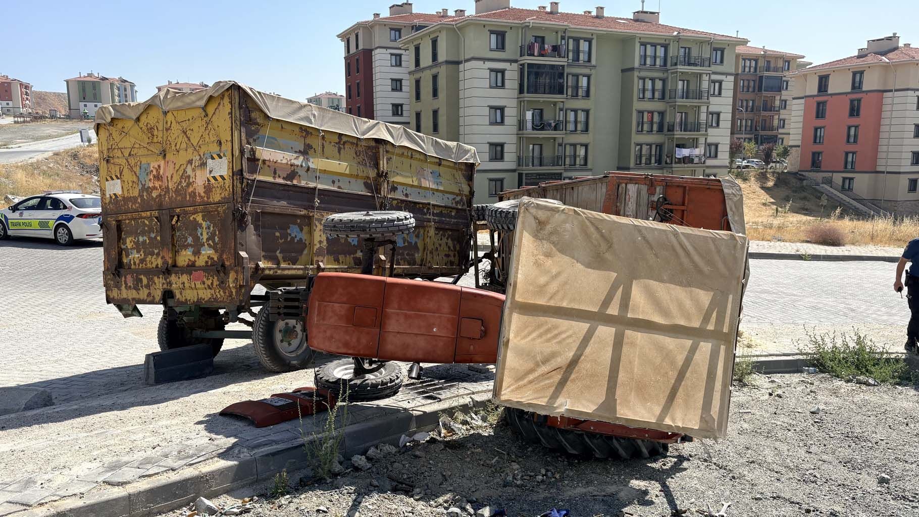 Traktör Yokuşta Devrildi (1)