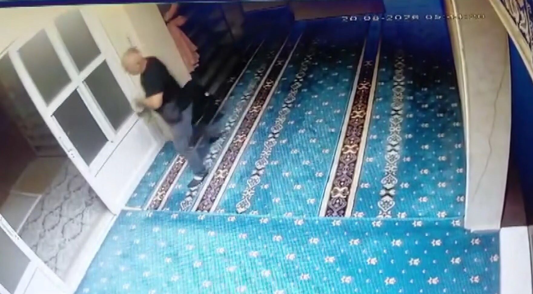 Valizli Ayakkabı Hırsızını Imamların Takibi Yakalattı (3)