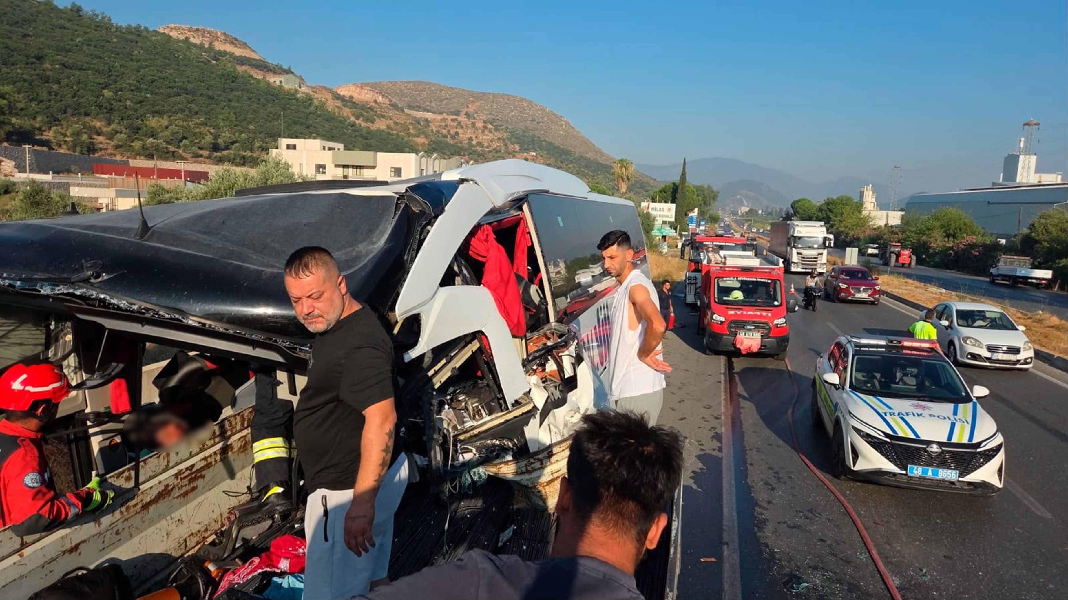 Yolcu Otobüsü Tıra Arkadan Çarptı 2 Kişi Hayatını Kaybetti, 3’Ü Ağır 18 Yaralı (2)