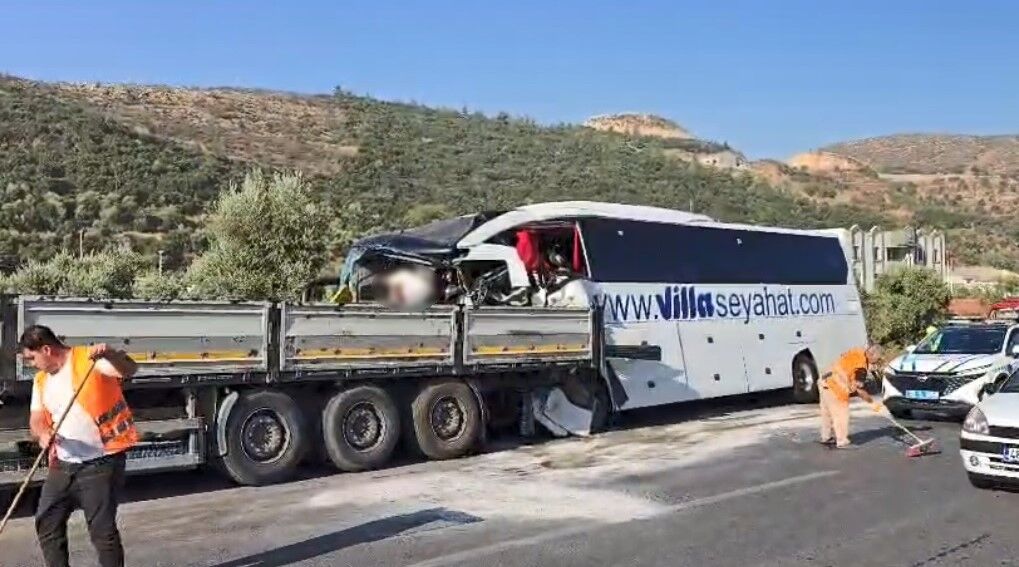 Yolcu otobüsü tıra arkadan çarptı: 2 kişi hayatını kaybetti, 3’ü ağır 18 yaralı