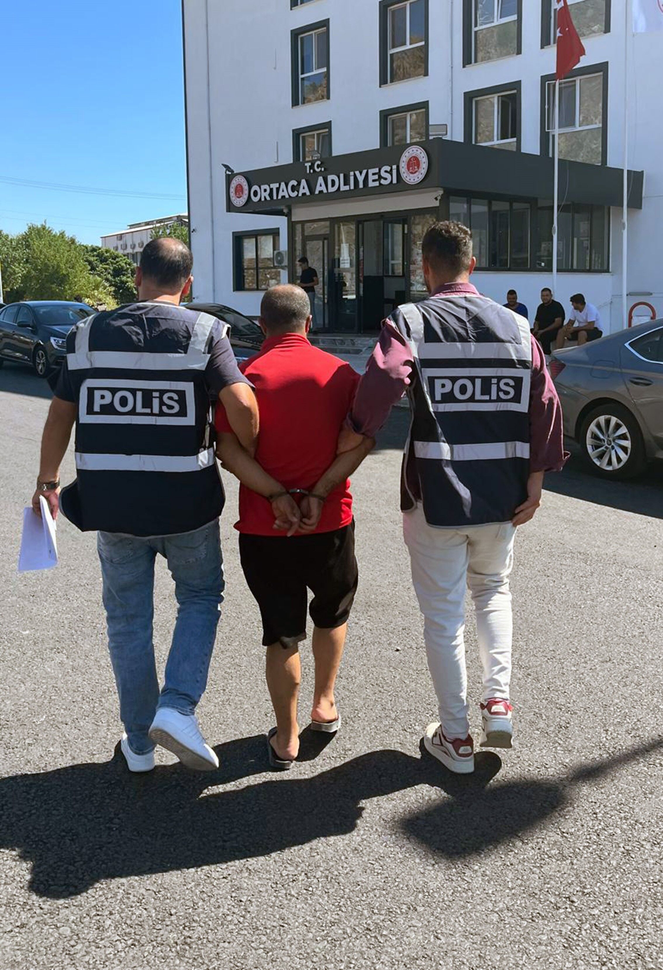 18 Yıl 4 Ay Kesinleşmiş Hapis Cezasıyla Aranan Şahıs Yakalandı (2)