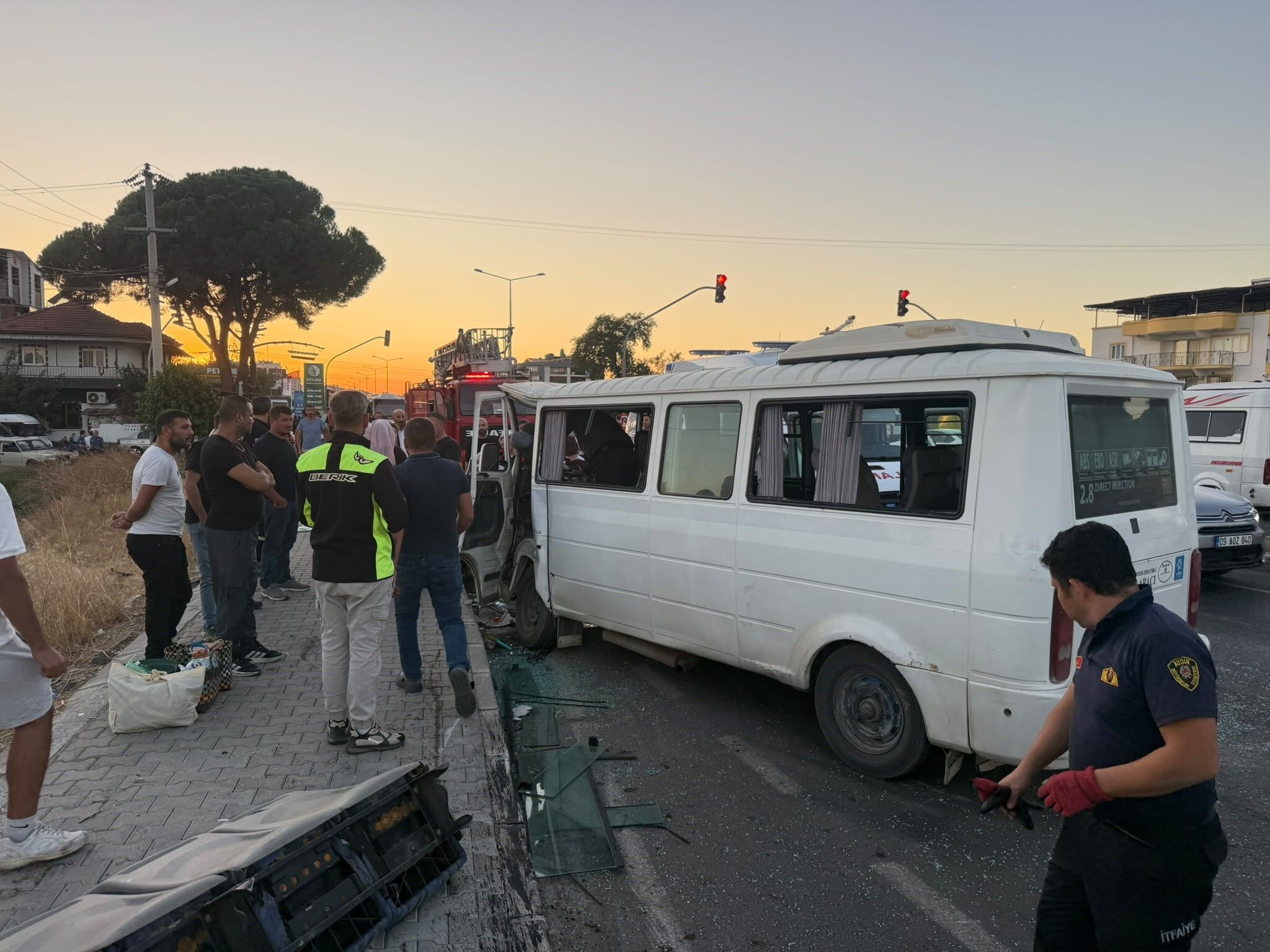 Aydın’da beton mikseri karşı şeride geçerek 2 servis aracına çarptı