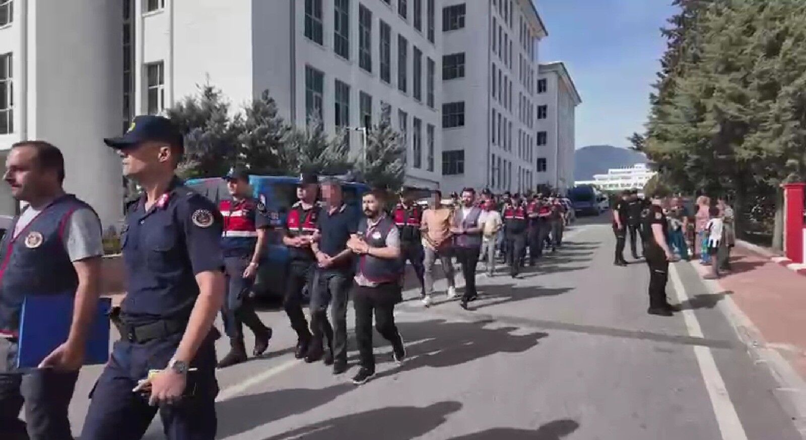 Adliyeye getirilen şüphelilere aileleri tükürdü
