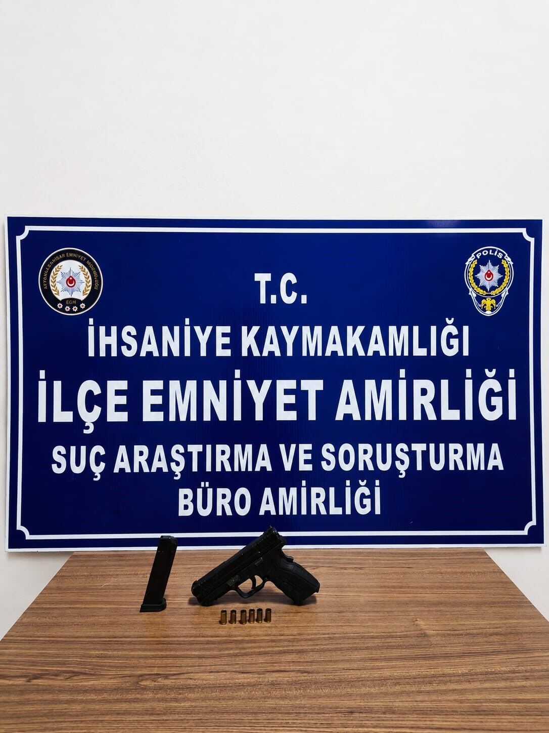 Afyonkarahisar'da Katıldığı Bir Düğün Töreninde Havayı Ateş Açan Şahıs Polis Tarafından Yakalanırken, Şahıs Sevk Edildiği Mahkeme Tarafından Tutuklandı (2)