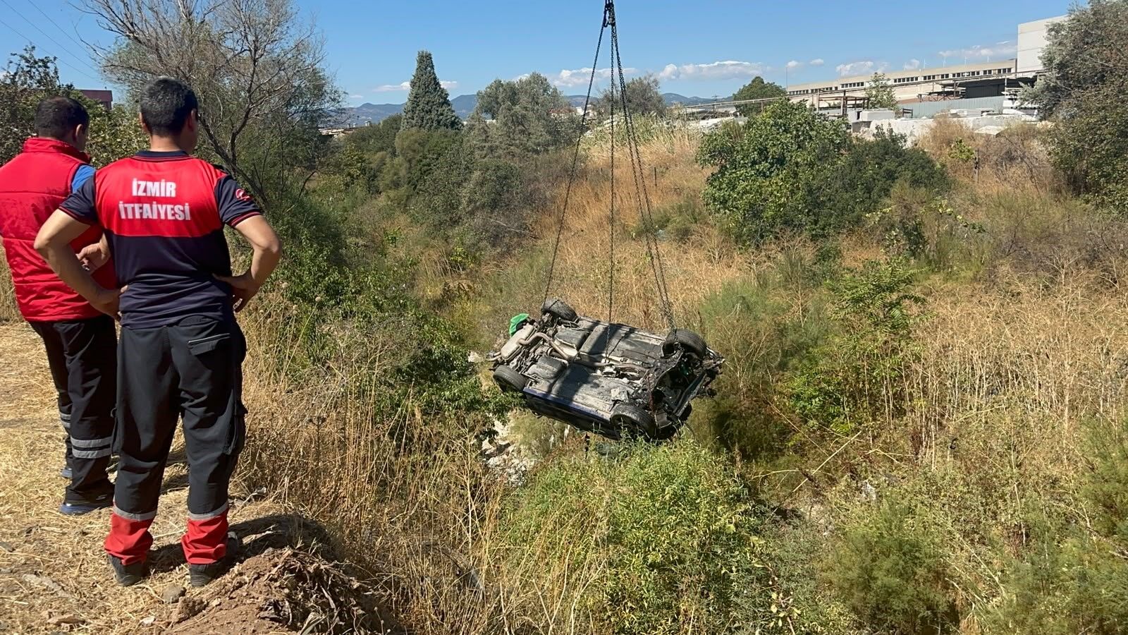 Akarsu Havzasına Uçan Otomobilde 1 Kişi Hayatını Kaybetti, 2 Kişi Yaralandı (2)