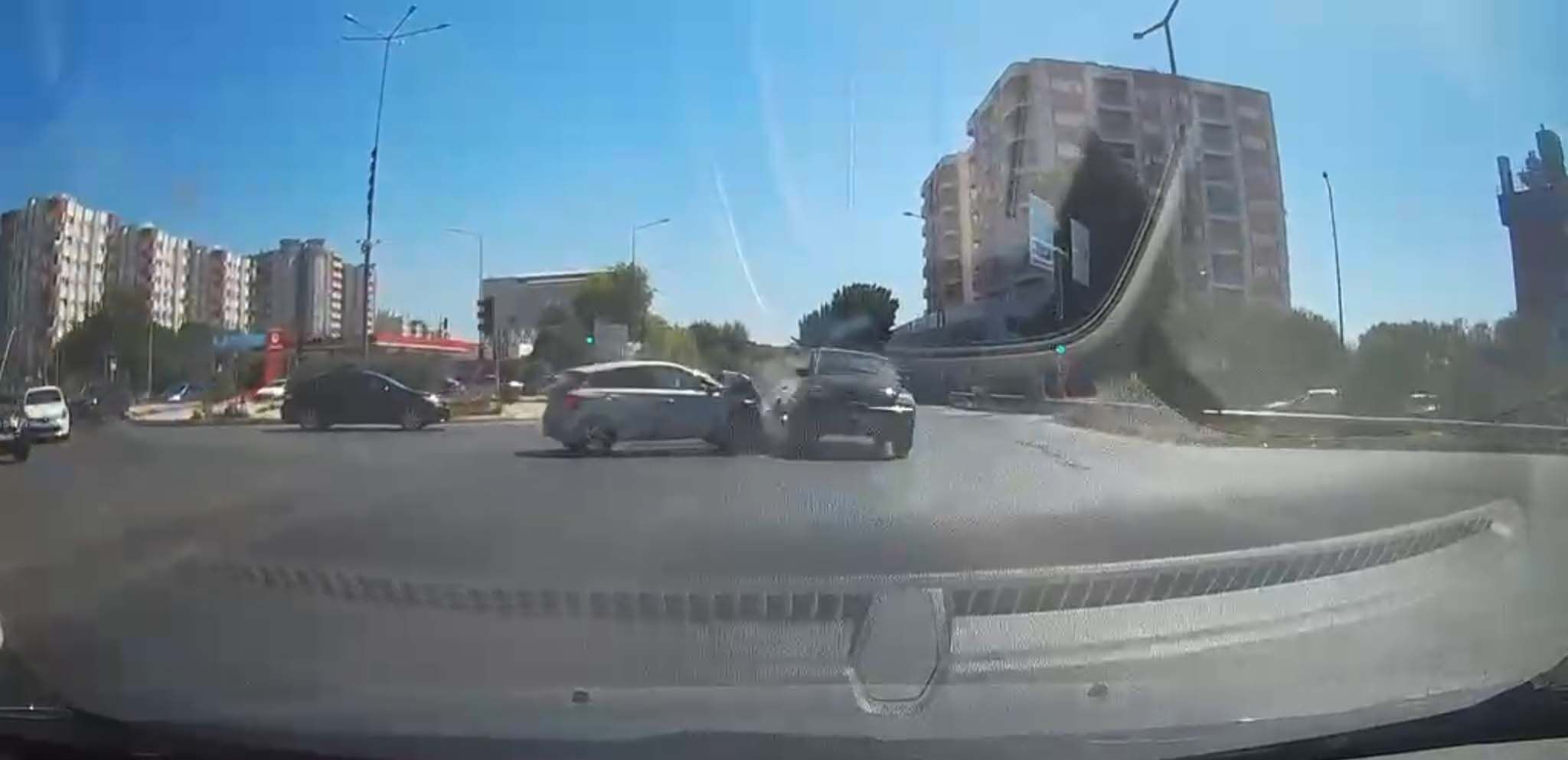Aydın Efeler’de Kırmızı Işıkta Geçince Kazaya Neden Oldu (2)