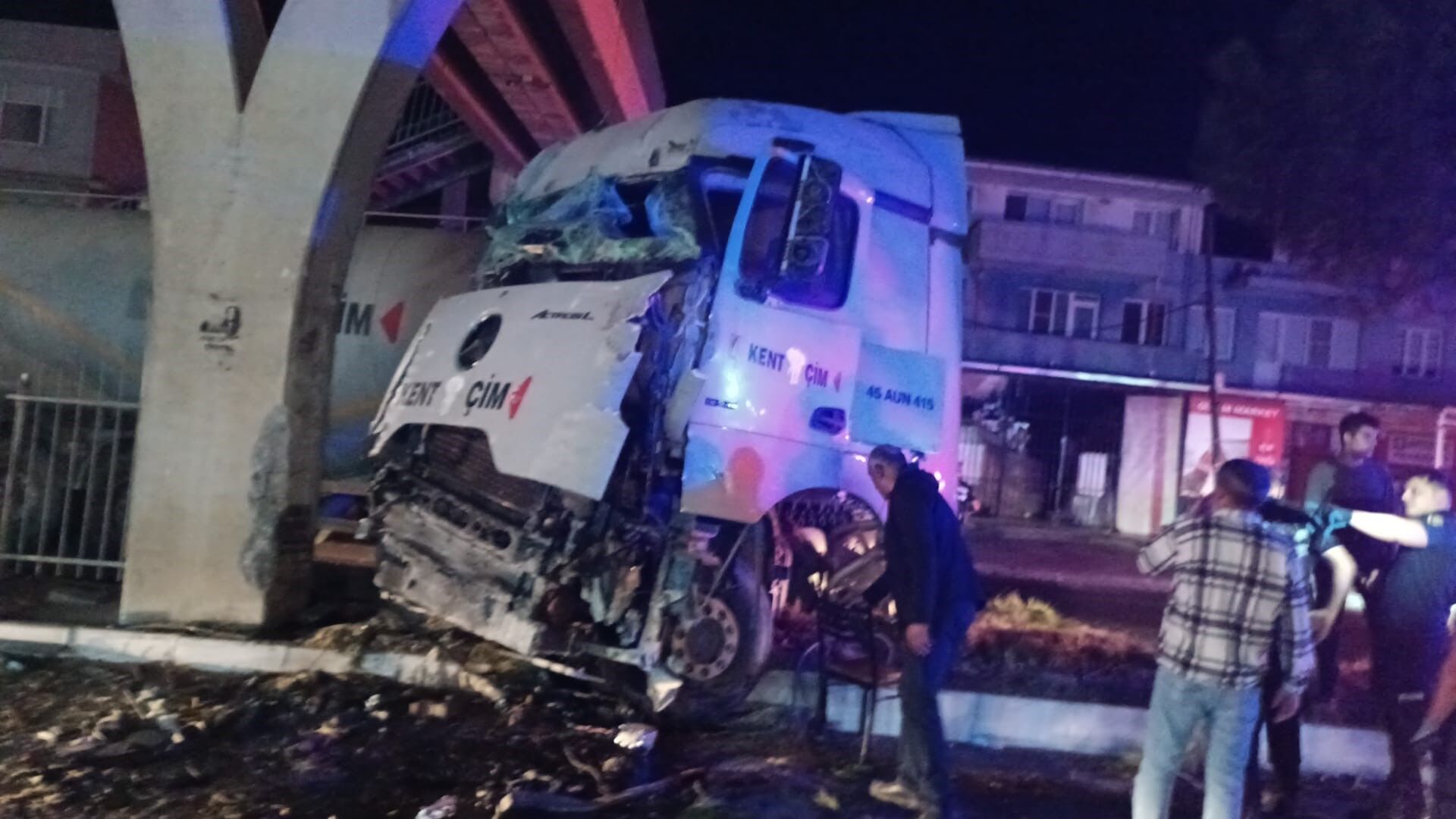 Aydın Söke’de Tır Üst Geçide Çarptı (3)