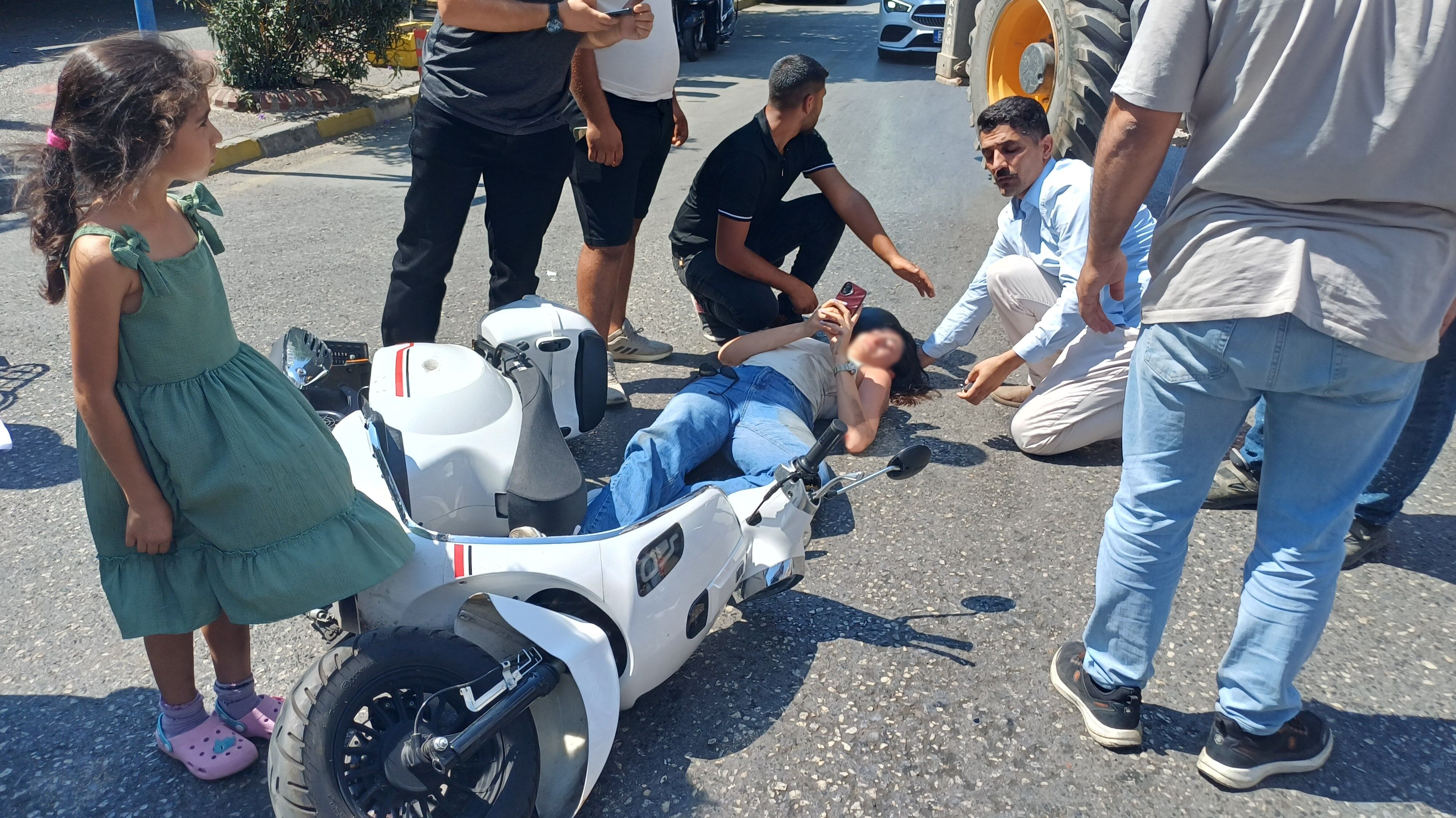 Aydın’da Kadın Sürücü Metrelerce Sürüklendi (1)