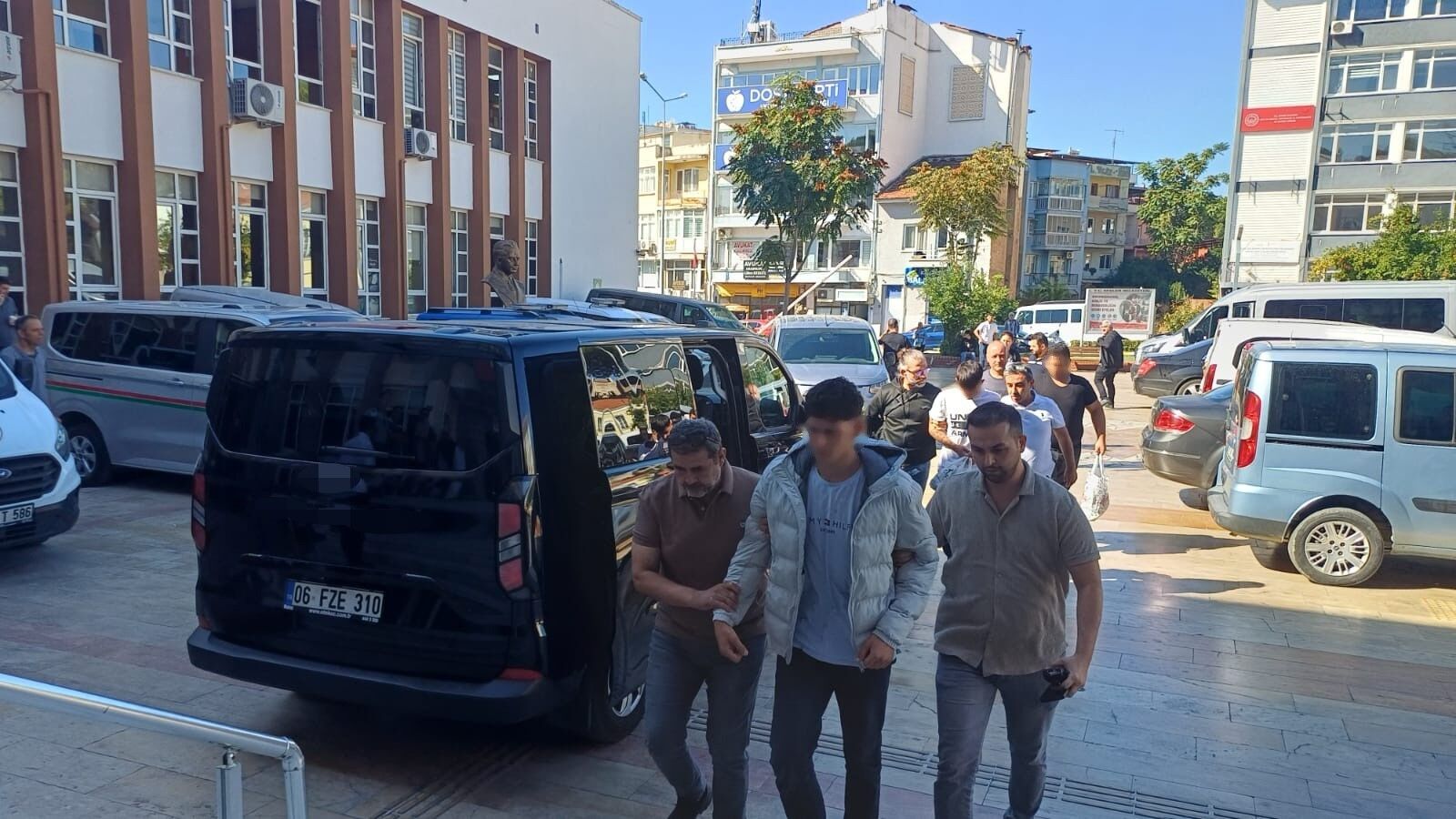 Aydın’da okul çevresinde pompalı tüfekle dolaşan şahıslar tutuklanarak cezaevine gönderildi
