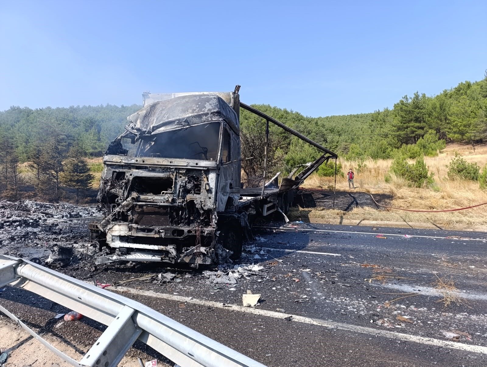 Bariyere Çarpan Alkol Yüklü Tır Alev Aldı (5)
