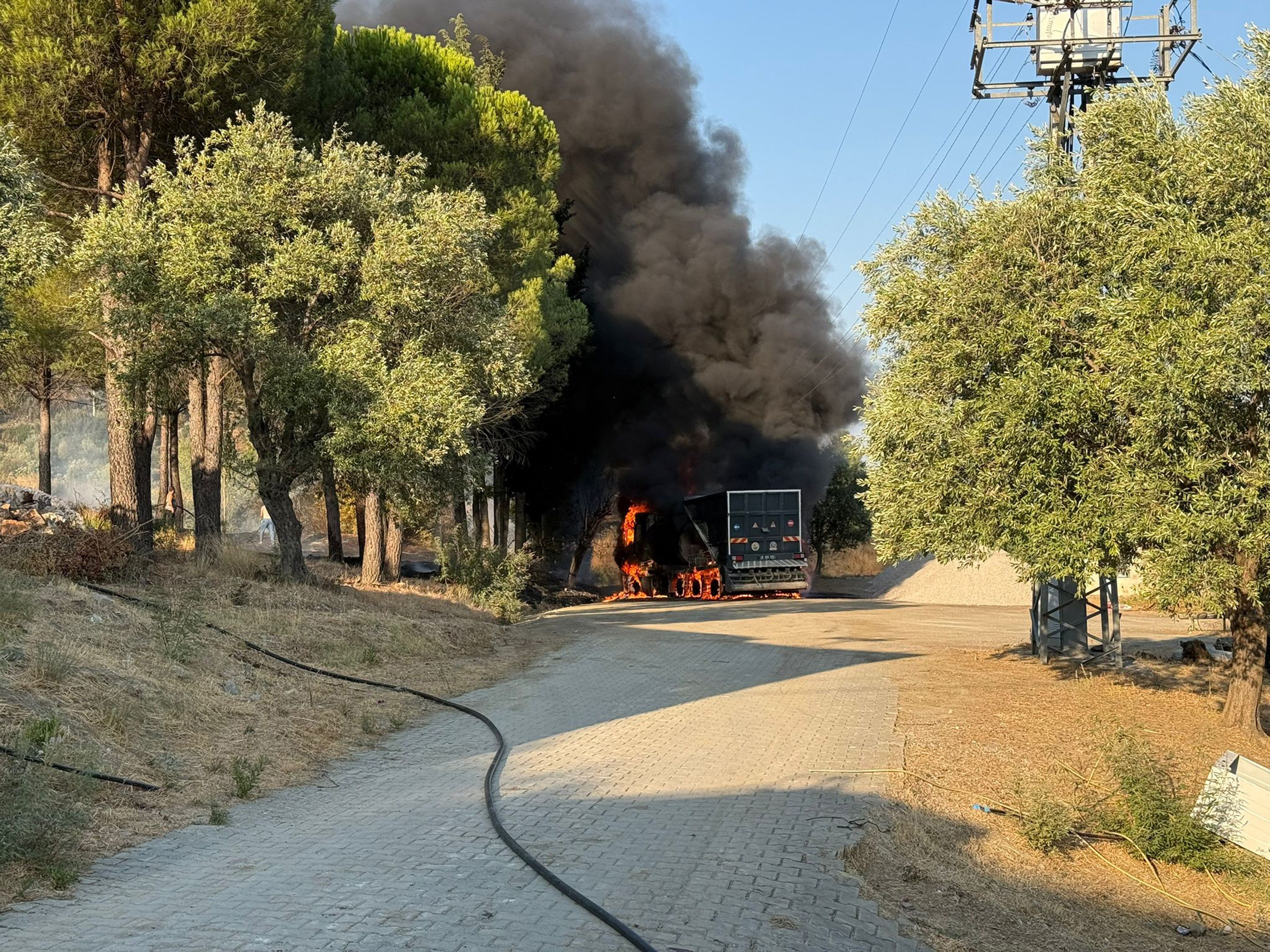 Belediyeye Ait Araç Alev Alev Yandı (3)