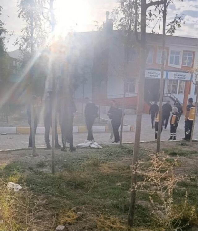 Bu Gidişat Iyi Değil.. Kız Öğrenci Okula Pompalı Tüfekle Geldi (1)