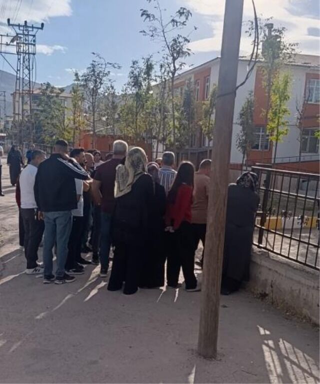 Bu Gidişat Iyi Değil.. Kız Öğrenci Okula Pompalı Tüfekle Geldi (2)