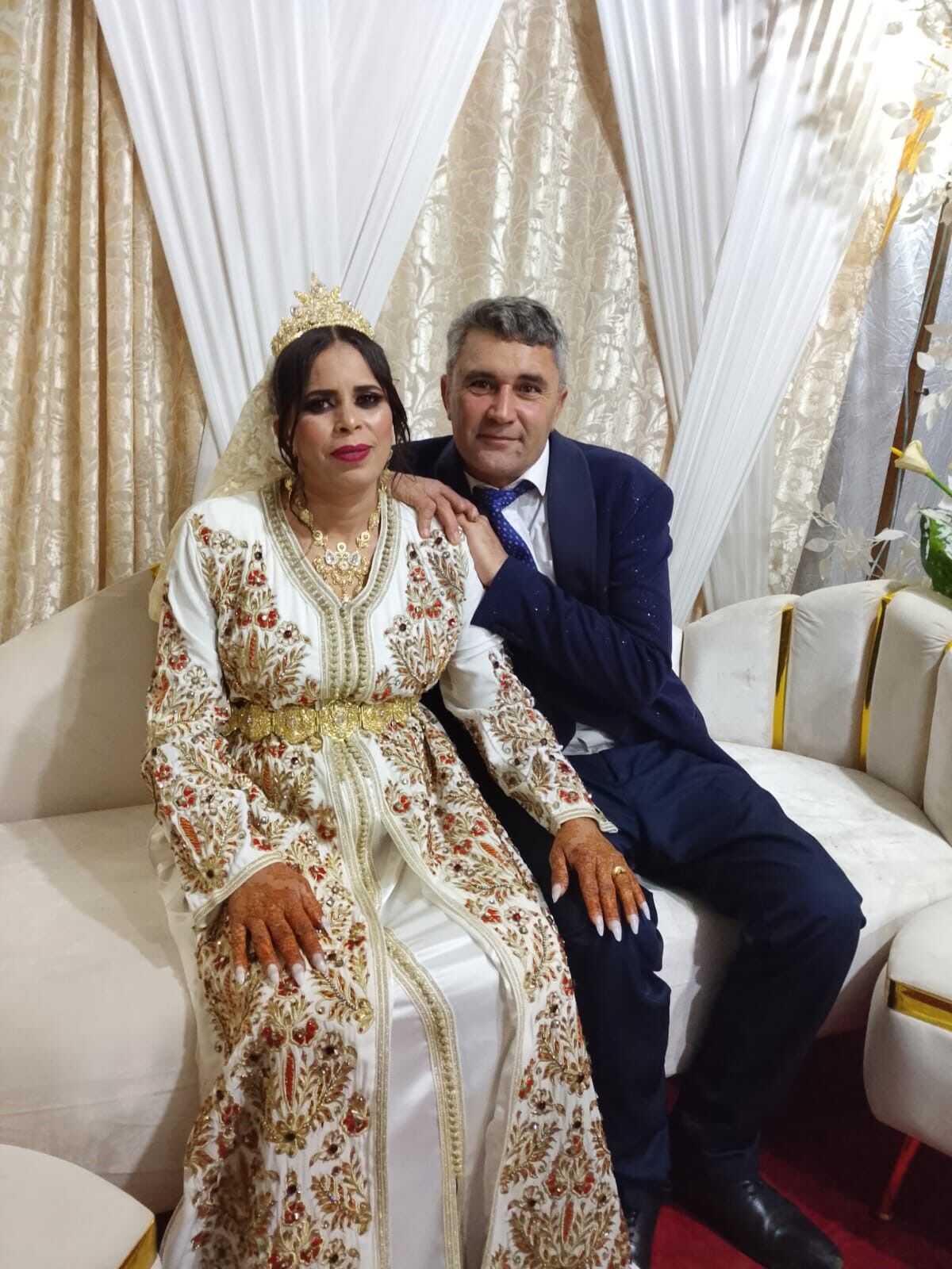 Buldan'ın Kadıköy Mahallesi'nde Yaşayan 47 Yaşındaki İbrahim Çoban, Aradığı Aşkı Fas'ta Buldu. Fas'ta Tanıştığı 41 Yaşındaki Viysem Biradila Ile Evlenen Çoban, Önce Fas'ta Ardında (3)