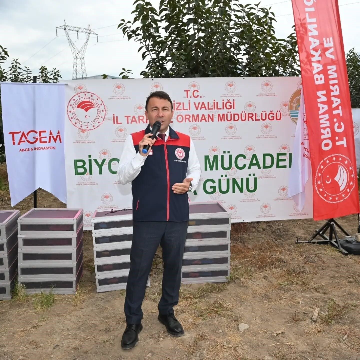 Denizli’nin Honaz Ilçesinde Meyve Üretiminde Önemli Kayıplara Yol Açan Akdeniz Meyve Sineğine Karşı Bilimsel Mücadele Yöntemi Uygulandı. Kızılyer Mahallesi’nde (5)