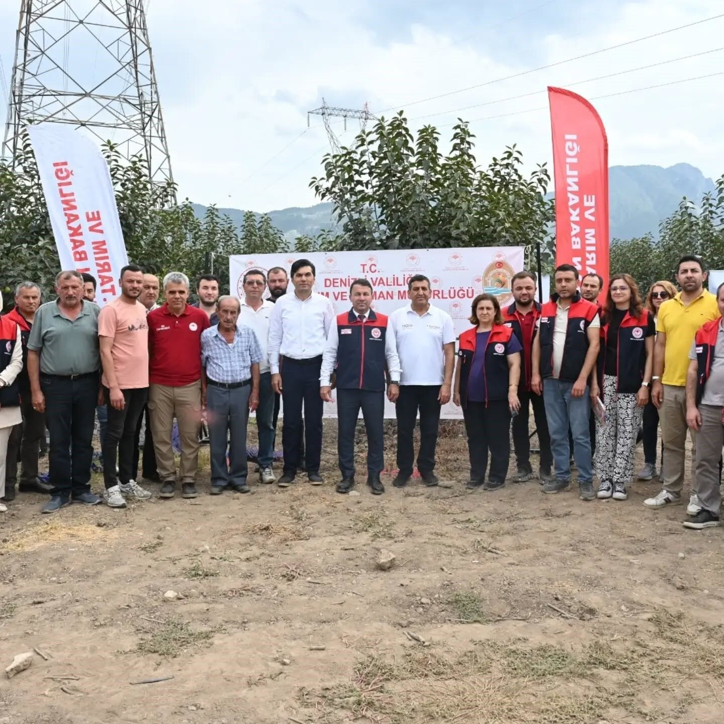 Denizli’nin Honaz Ilçesinde Meyve Üretiminde Önemli Kayıplara Yol Açan Akdeniz Meyve Sineğine Karşı Bilimsel Mücadele Yöntemi Uygulandı. Kızılyer Mahallesi’nde (6)