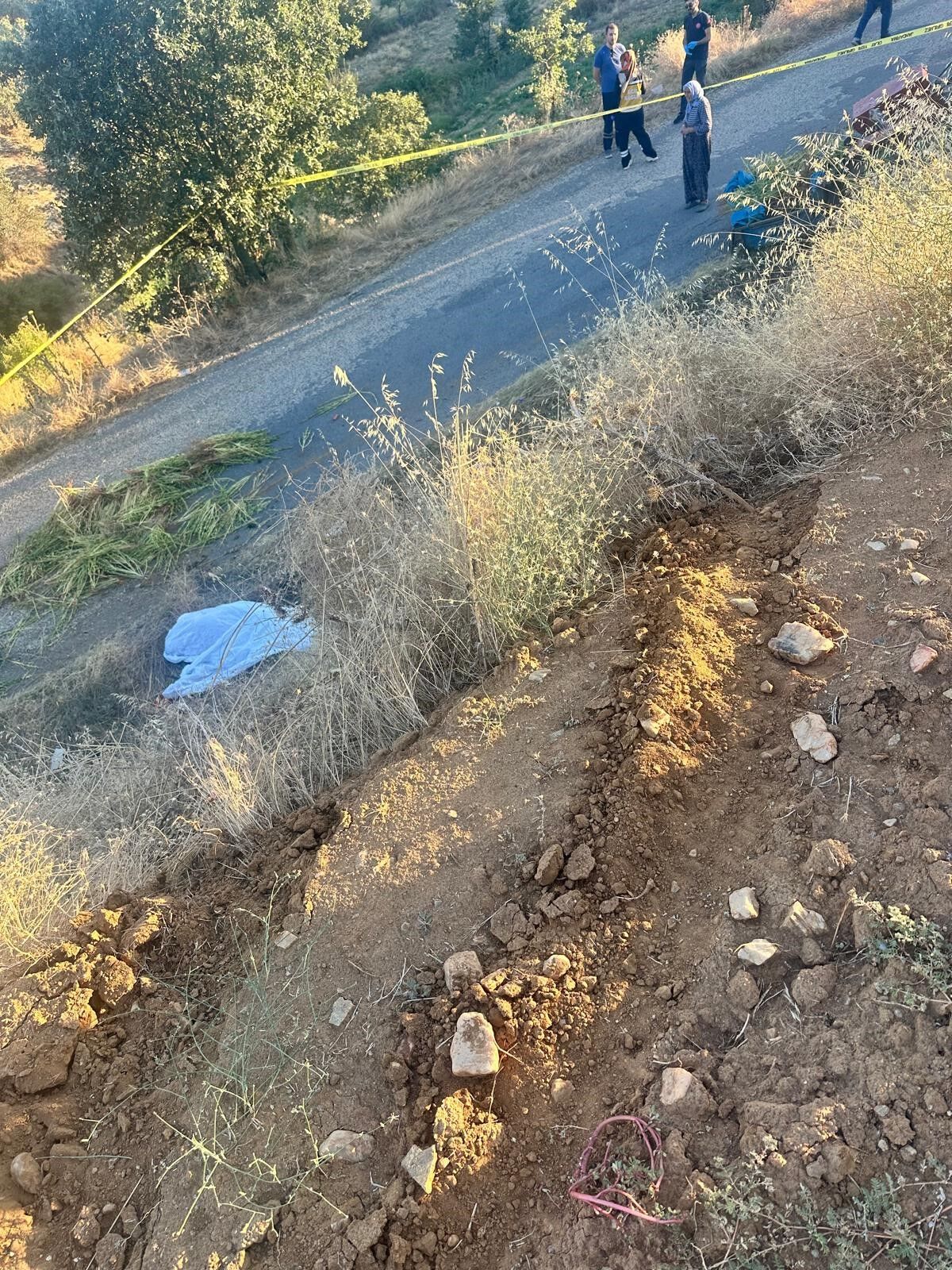 Devrilen Traktörün Altında Kalan Çiftçi Hayatını Kaybetti (3)-1