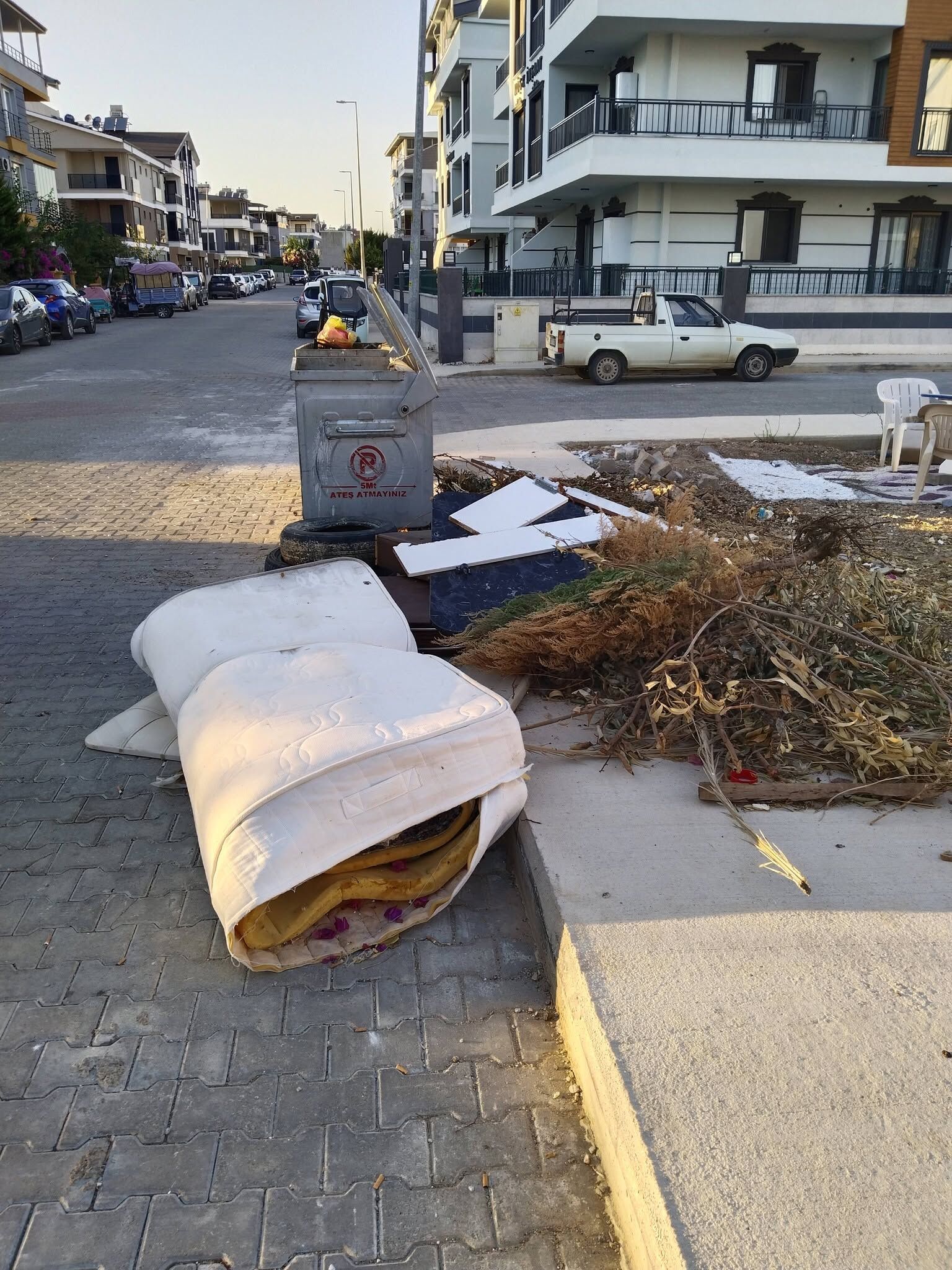 Didim’de Sokaklar Çöp Dağları Ve Moloz Yığınlarına Teslim (1)