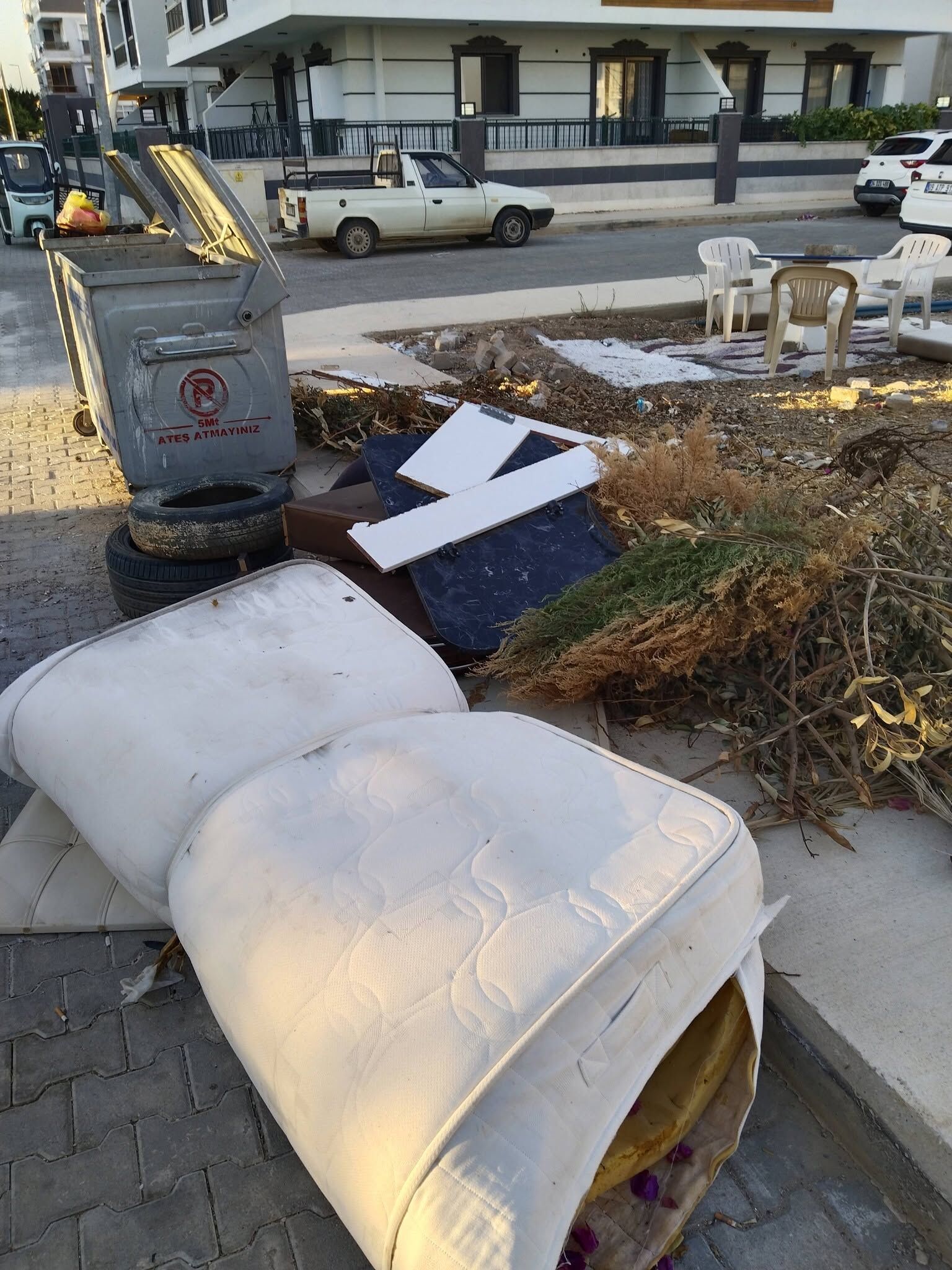 Didim’de Sokaklar Çöp Dağları Ve Moloz Yığınlarına Teslim (2)