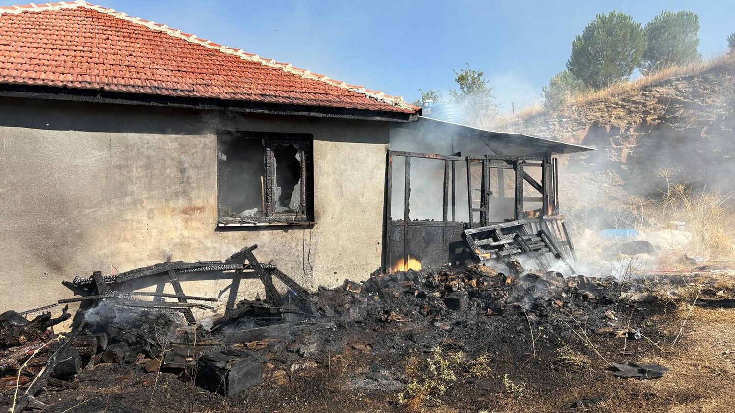 Ev Yangını Paniğe Neden Oldu (2)