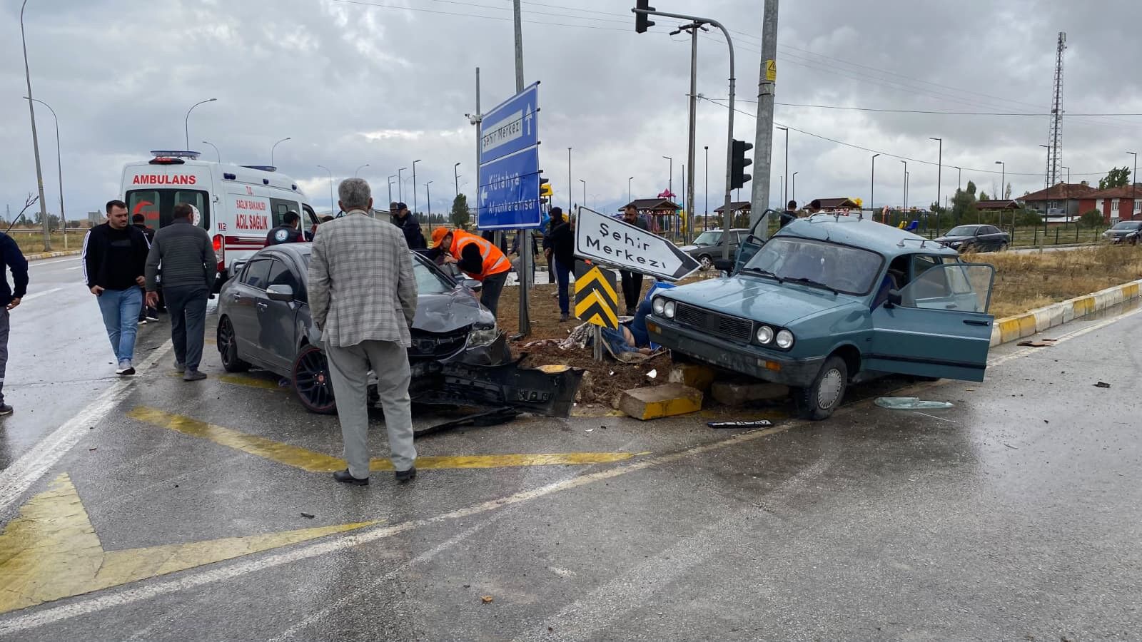 İki otomobilin çarpıştığı kazada 2 kişi yaşamını yitirdi, 8 yaralı
