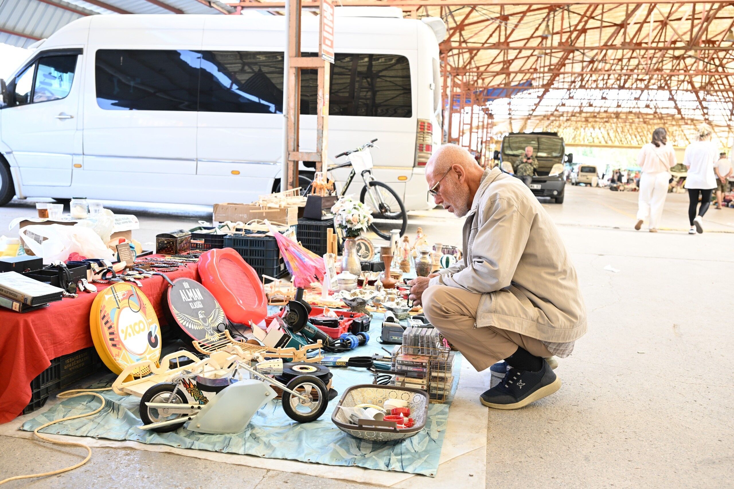 İkinci el eşya pazarı yeni yerinde kurulmaya başladı