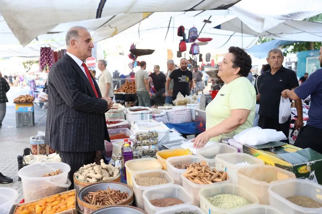 İncirliova Onu Çok Seviyor.. Başkan Kaya Pazar Esnafı Ve Vatandaşlarla Buluştu (3)