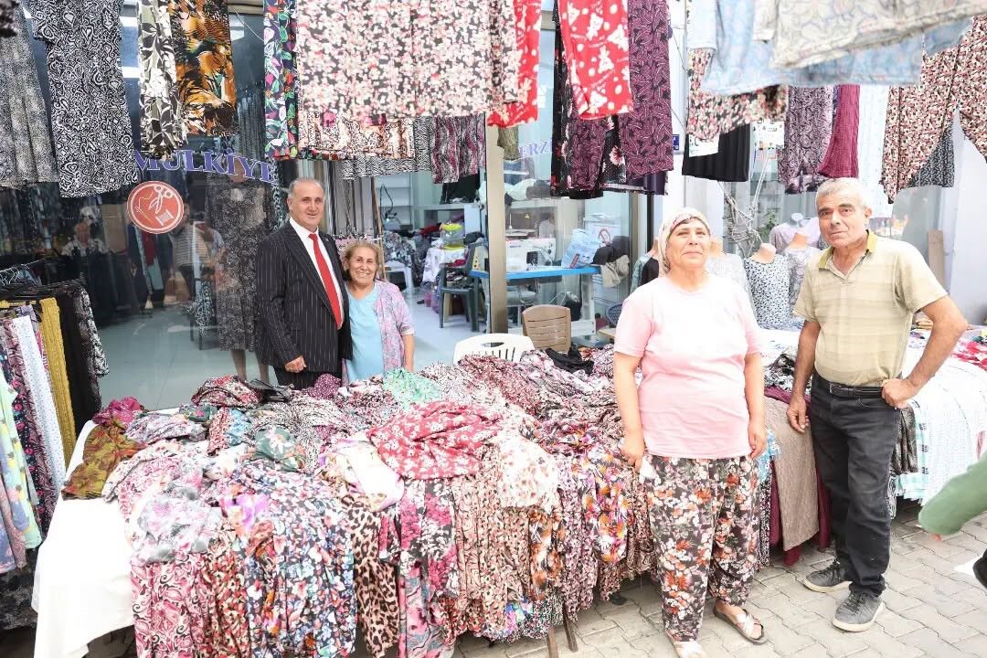 İncirliova Onu Çok Seviyor.. Başkan Kaya Pazar Esnafı Ve Vatandaşlarla Buluştu (5)