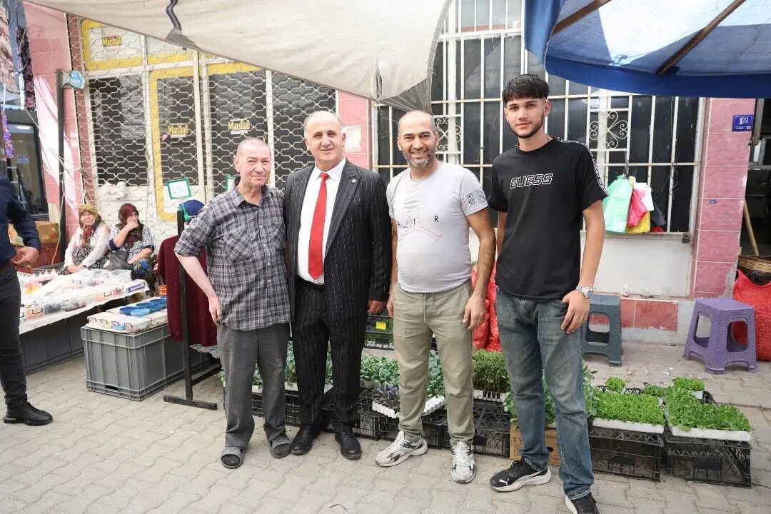 İncirliova Onu Çok Seviyor.. Başkan Kaya Pazar Esnafı Ve Vatandaşlarla Buluştu (7)