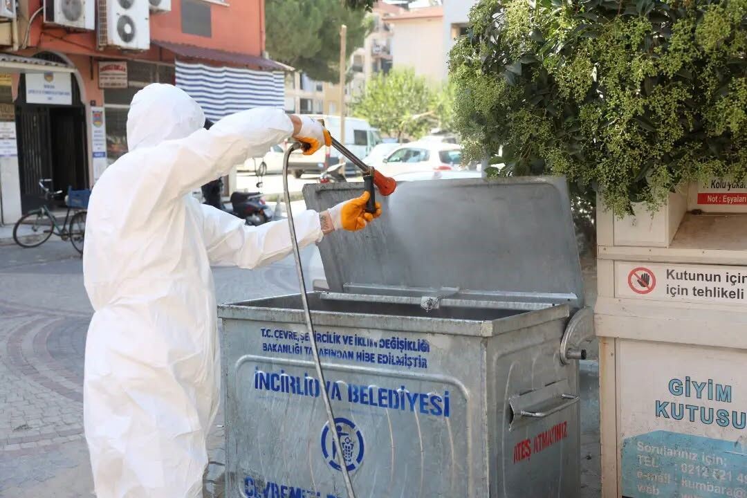 İncirliova'da Karasinekle Mücadele Için Çöp Konteynerleri Ilaçlandı (2)
