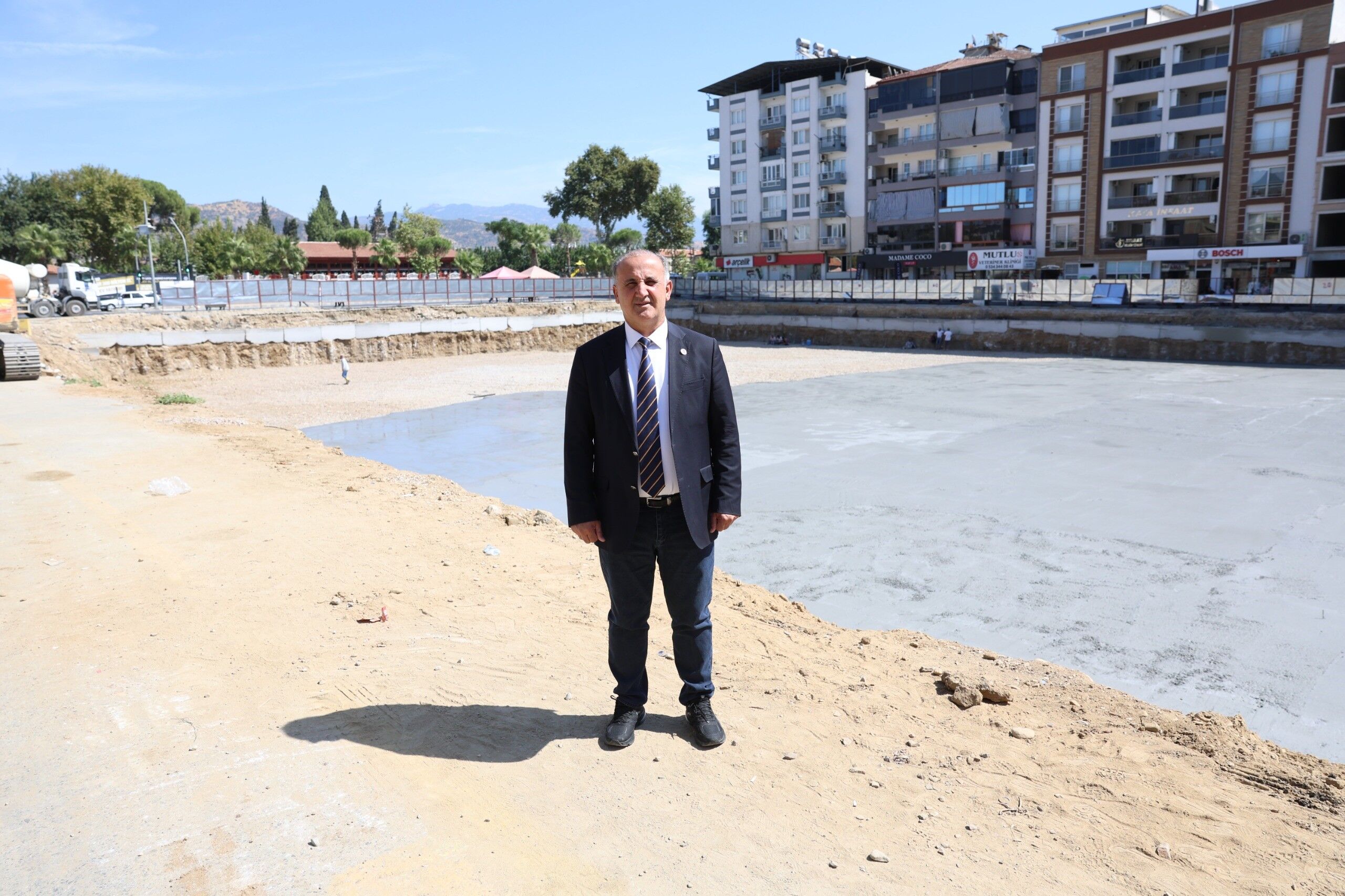 İncirliova’daki meydan projesi sürüyor