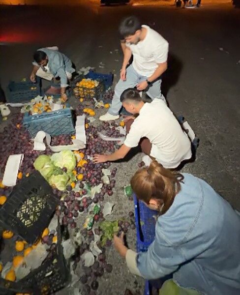 'İnsanlık' Yere Düşmedi, Yola Saçılan Meyve Ve Sebzeleri Vatandaşlar Topladı (2)