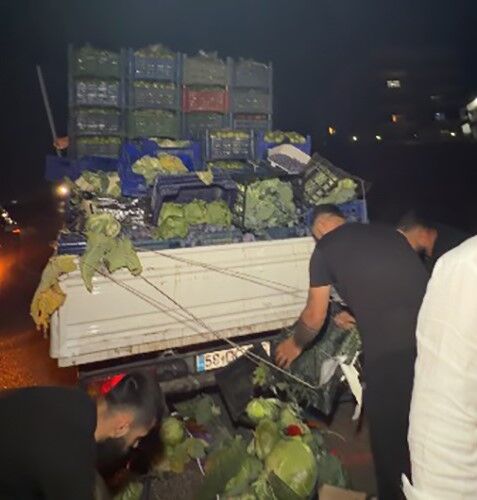 'İnsanlık' Yere Düşmedi, Yola Saçılan Meyve Ve Sebzeleri Vatandaşlar Topladı (3)