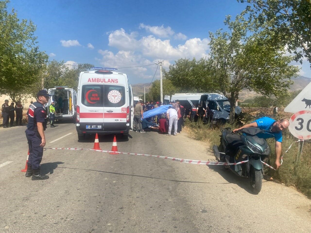 İşçi Minibüsü Ağaca Çarptı 14 Yaralı (2)