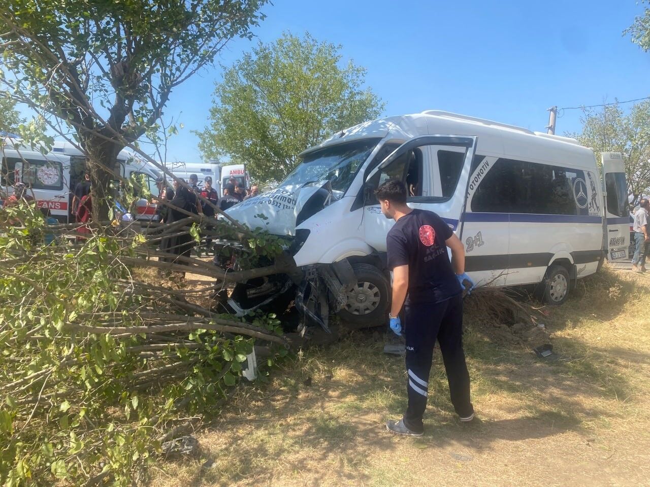 İşçi Minibüsü Ağaca Çarptı 14 Yaralı (3)