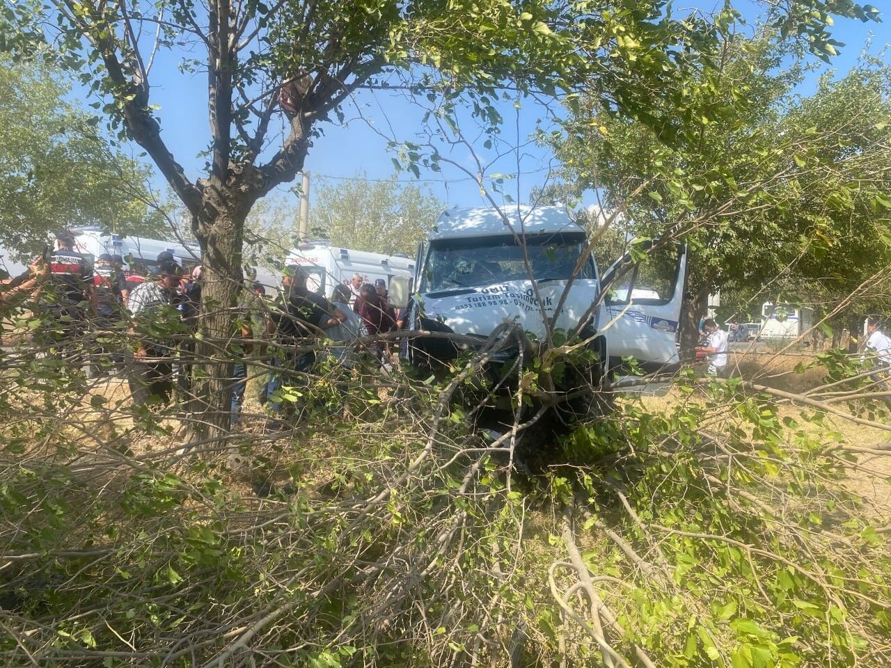 İşçi Minibüsü Ağaca Çarptı 14 Yaralı (4)