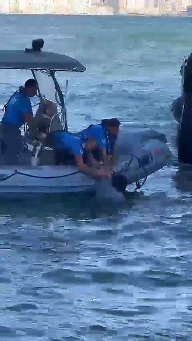 İzmir’de Denize Düşerek Boğulma Tehlikesi Geçiren Vatandaş, Deniz Polisi Ekiplerinin Müdahalesiyle Kurtarıldı (1)