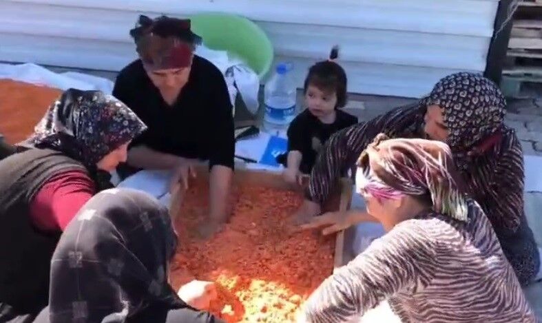 Kadınlar Imece Usulü Ile Tarhana Döktü (4)