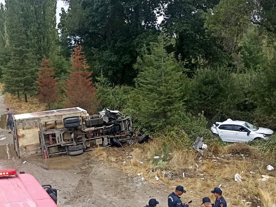 Kamyonet Yol Kenarından Duran Otomobile Ve Dışındaki Abi Kardeşe Çarptı 3 Ağır Yaralı (2)