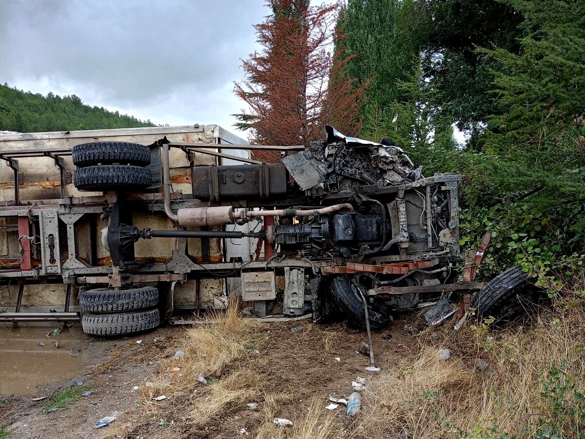 Kamyonet Yol Kenarından Duran Otomobile Ve Dışındaki Abi Kardeşe Çarptı 3 Ağır Yaralı (4)