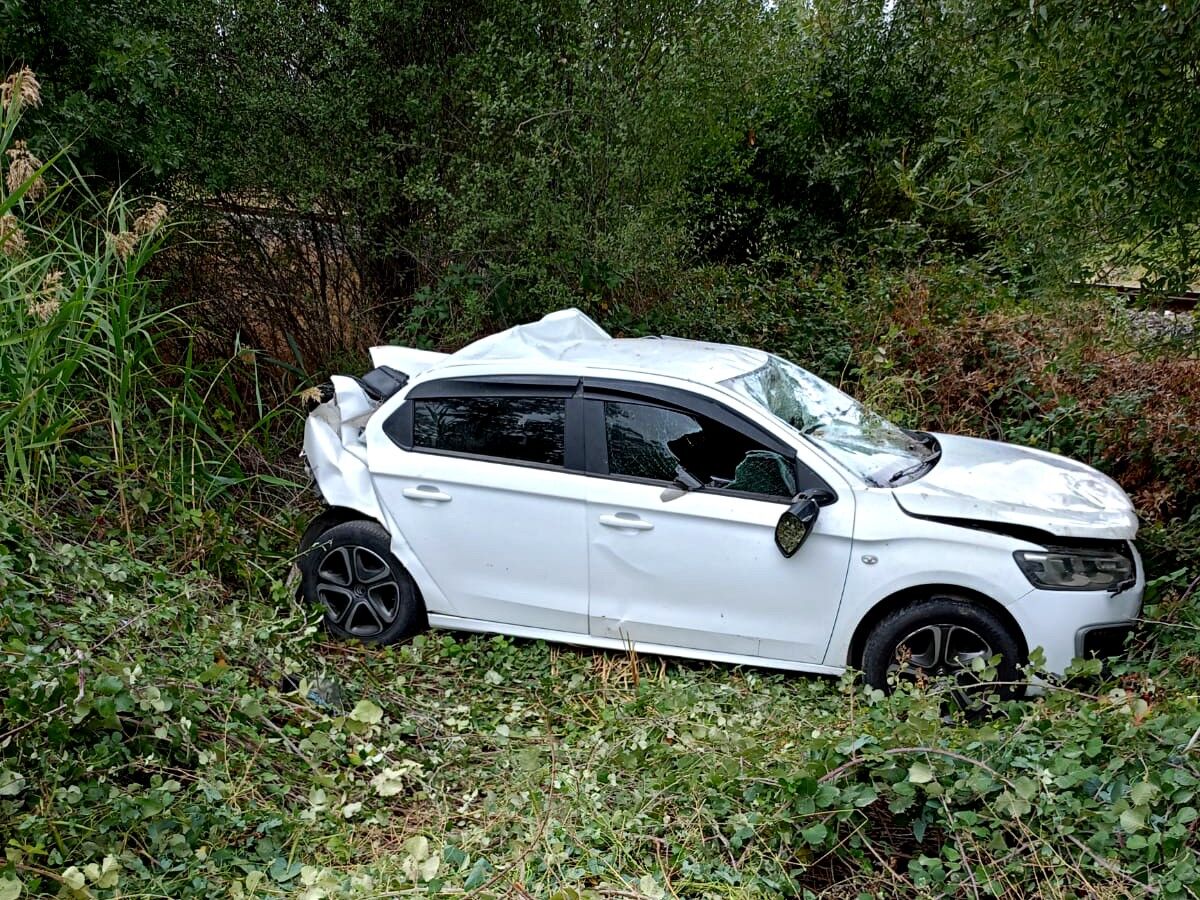 Kamyonet Yol Kenarından Duran Otomobile Ve Dışındaki Abi Kardeşe Çarptı 3 Ağır Yaralı (5)
