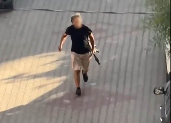 Kapısına Pompalı Tüfekle Dayandı (2)