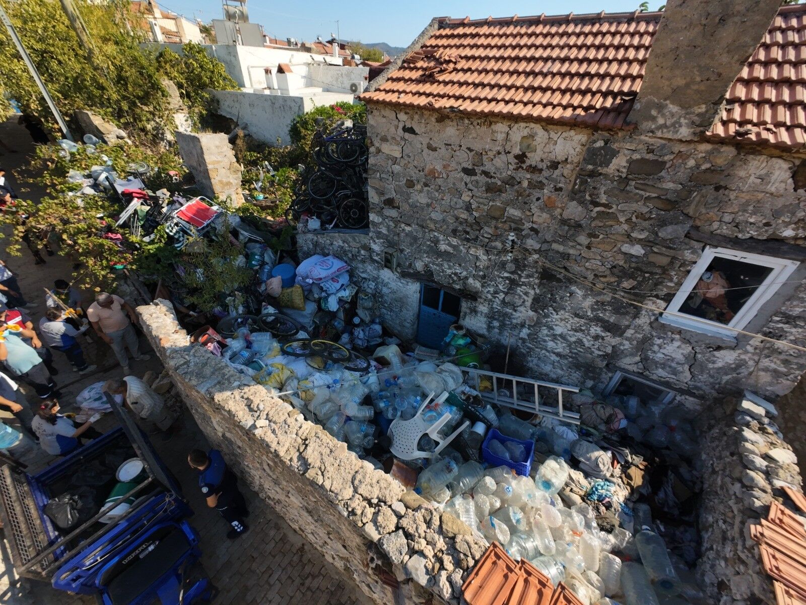 Kötü Kokuların Yayıldığı Evden 5 Ton Çöp Çıkarıldı (3)