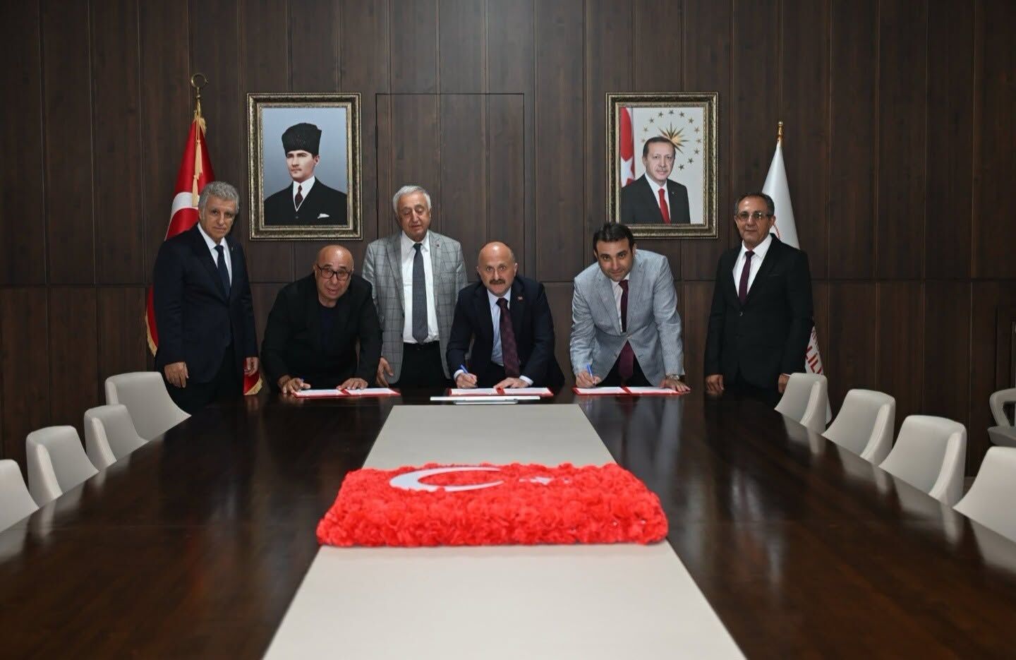 Kuşadası’nda Eğitime Değer Katacak Proje Valilik Ve Hayırsever Oto Ailesi Arasında Protokol Imzalandı (3)