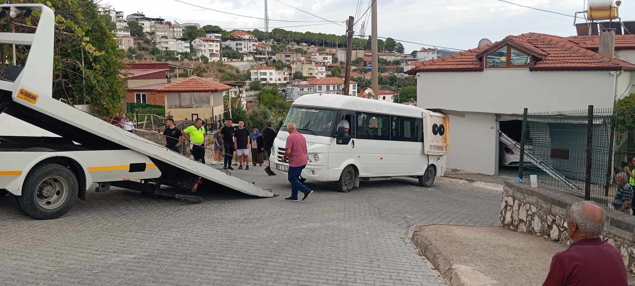Minibüs Garaja Çarptı 4 Öğrenci Yaralandı (3)