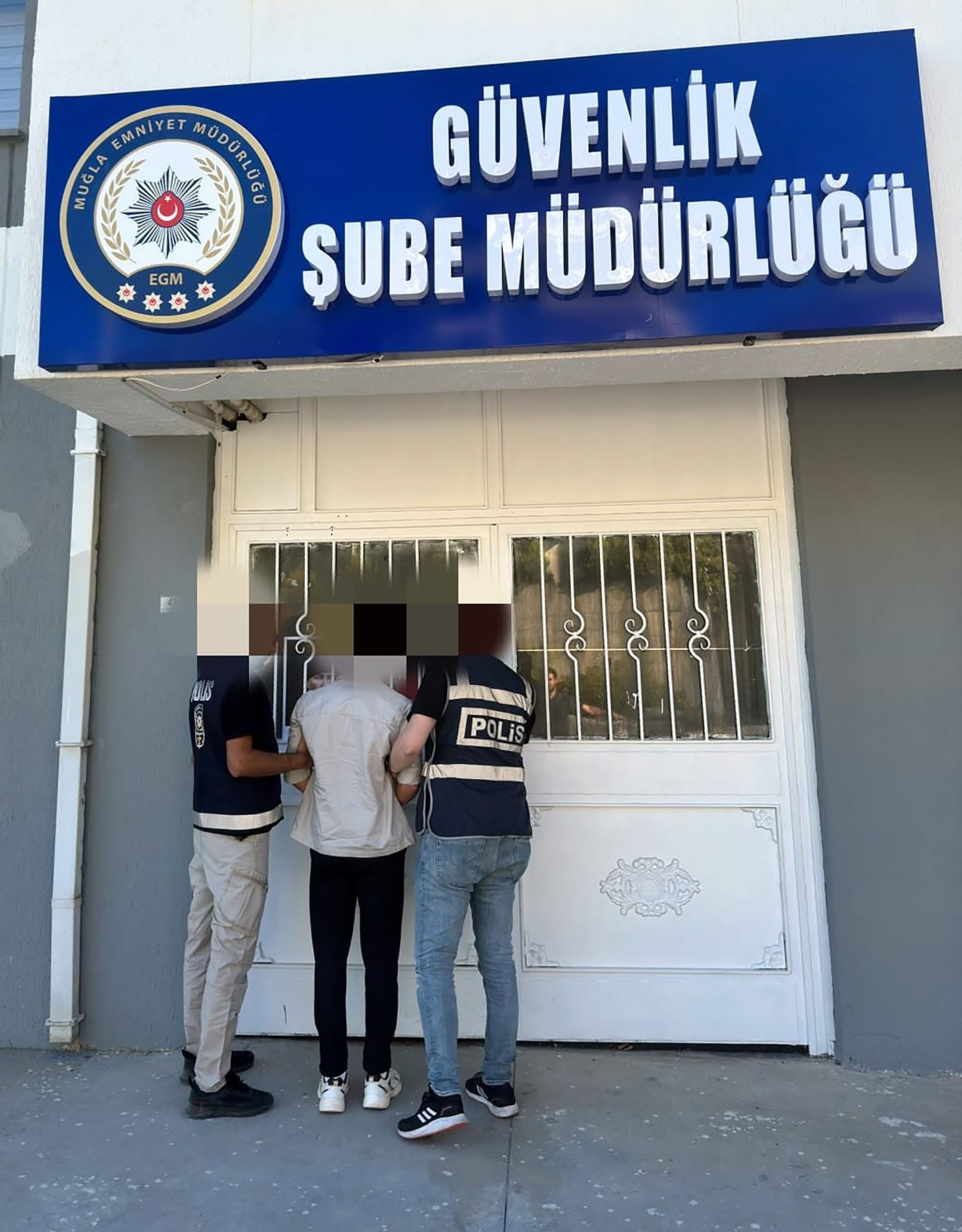 Okulun Bahçesindeki Atatürk Büstünü Söken Şahıs Yakalandı (2)