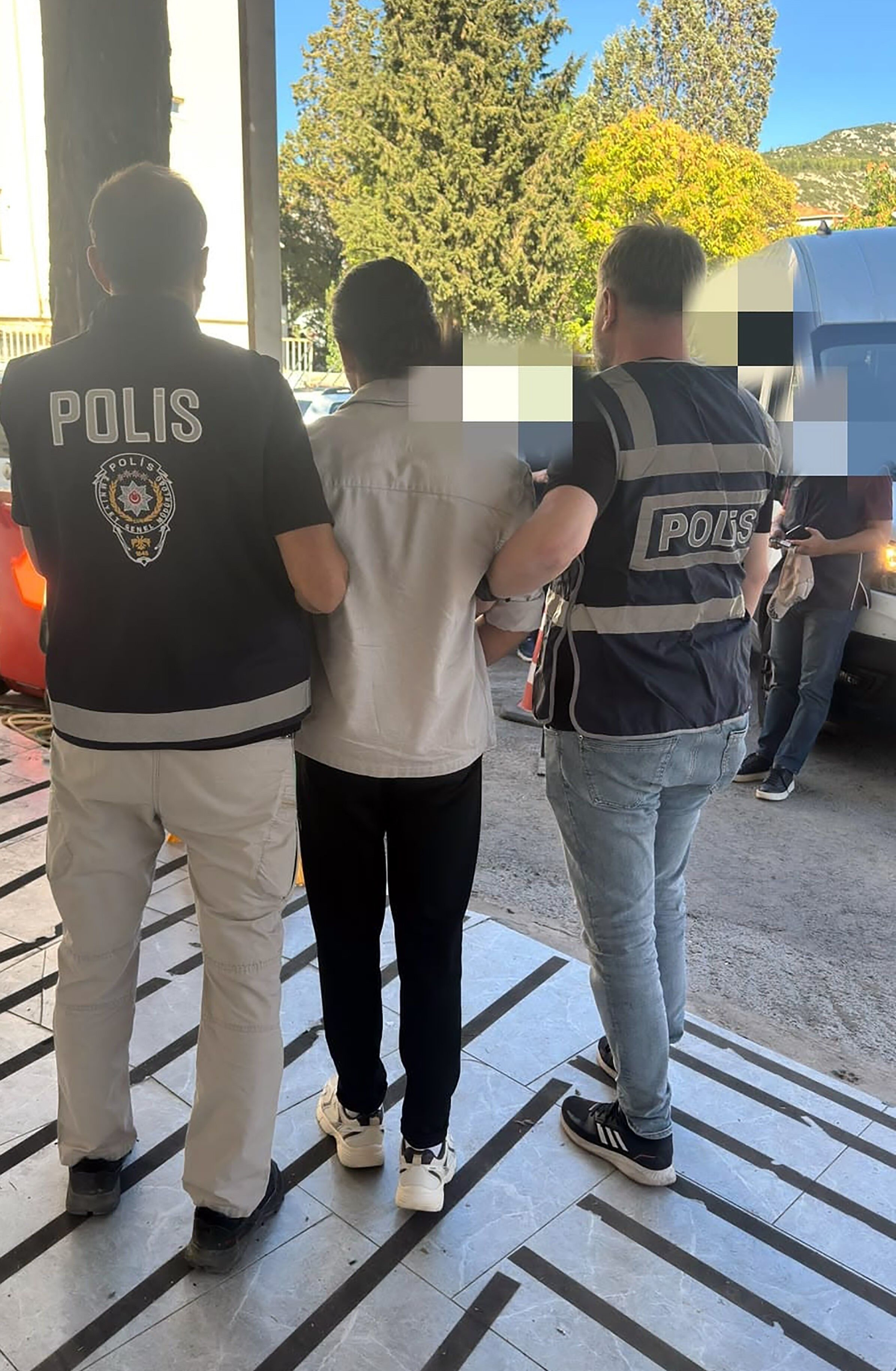 Okulun Bahçesindeki Atatürk Büstünü Söken Şahıs Yakalandı (3)