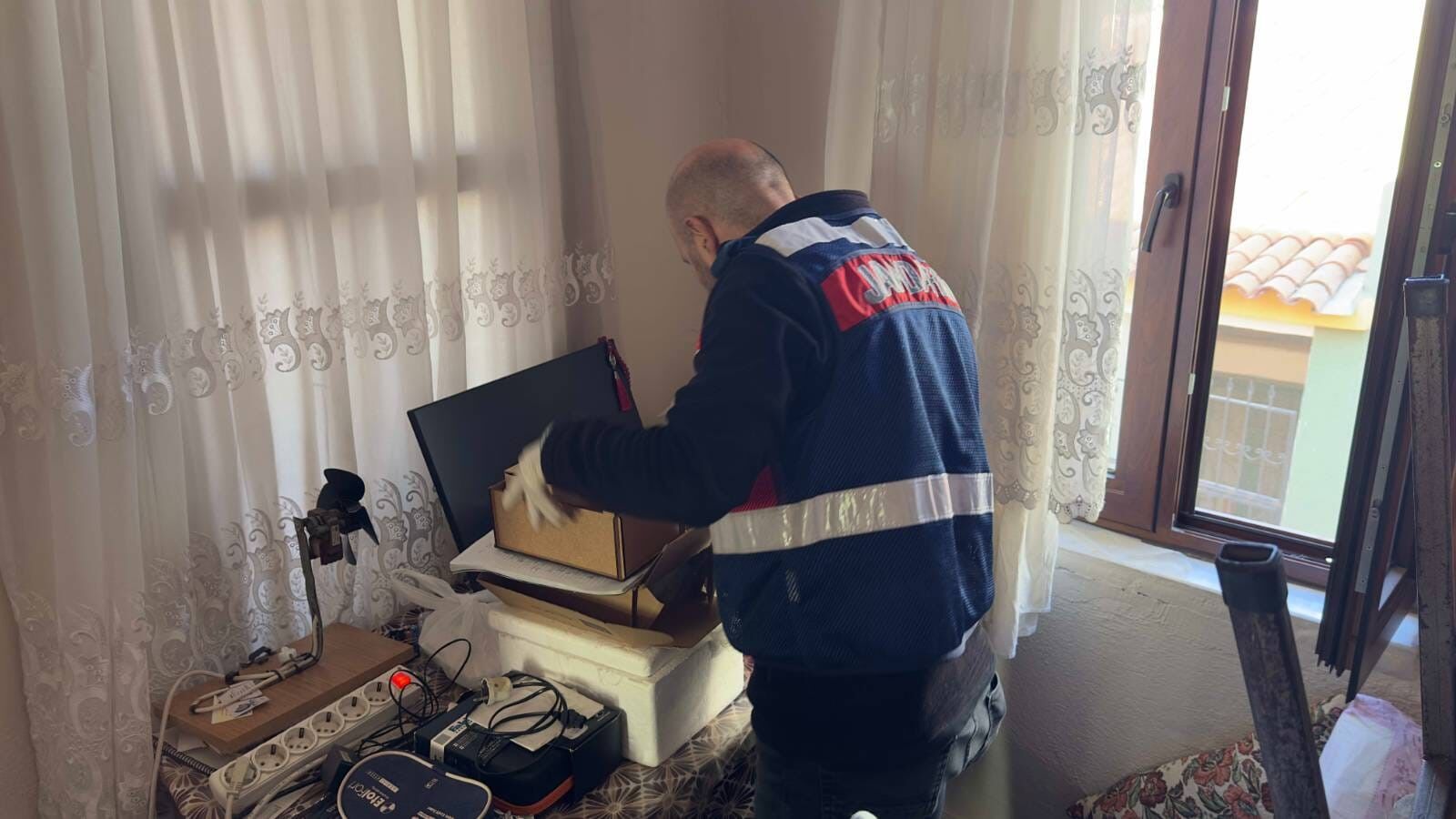 Operasyonda Yüklü Miktarda Para Ve Altın Yakalandı (5)